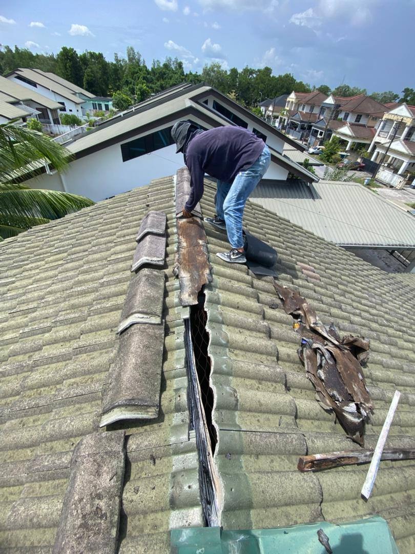 Sebelum baiki bumbung bocor, keadaan atap rumah di Kuching