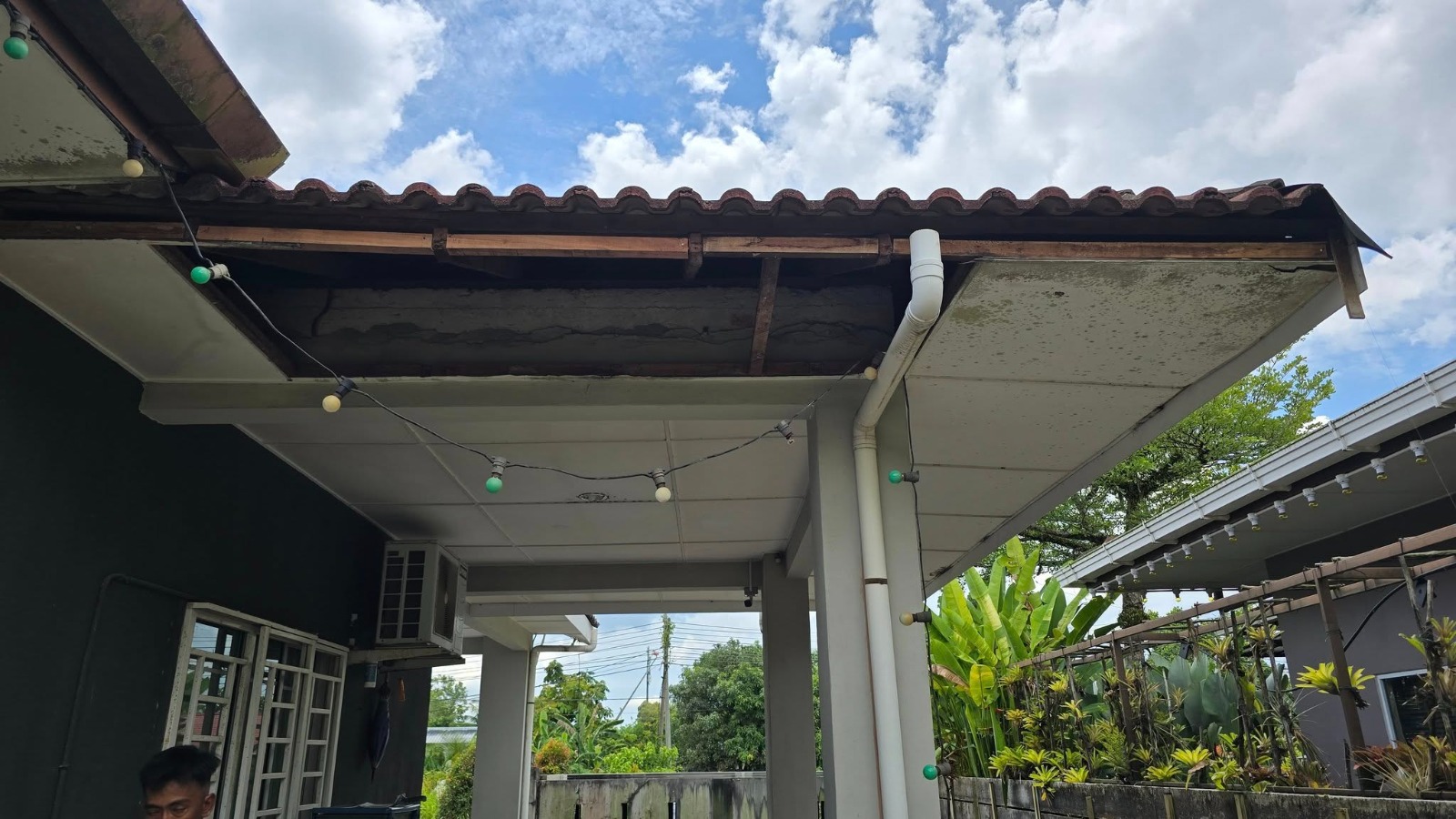 Sebelum renovasi, keadaan deck rumah di Kuching