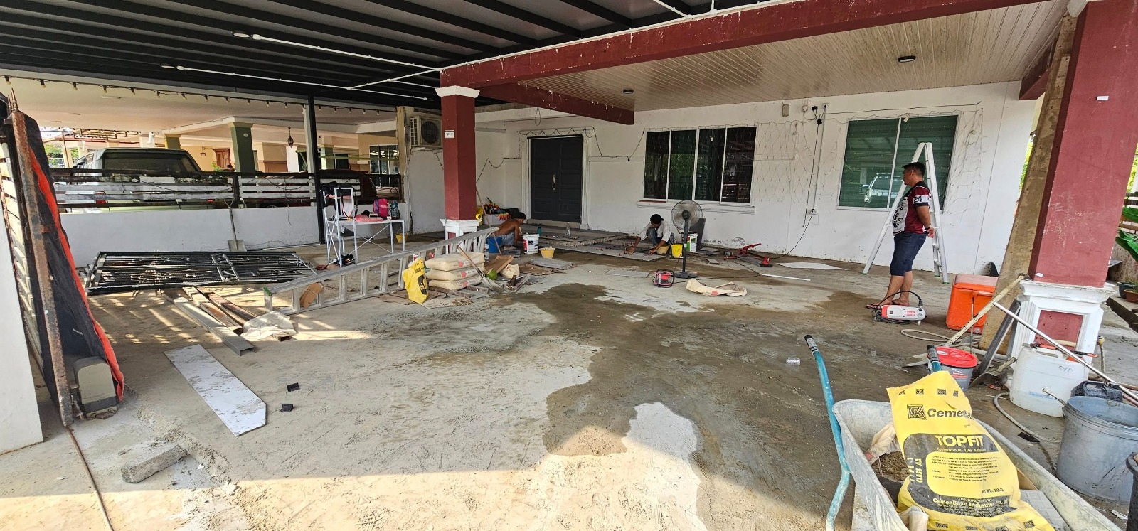 Sebelum ubahsuai lantai, keadaan lantai rumah di Kuching