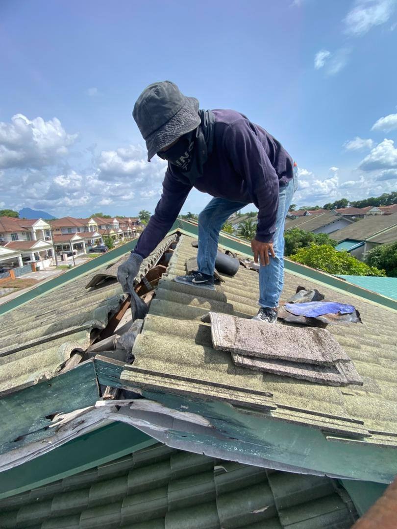 Tukang mahir Peace Construction sedang menyiapkan kerja renovasi rumah di Kuching